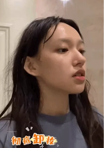 程潇为力证颜值直播卸妆,看到素颜后,网友:确认她是21岁吗?
