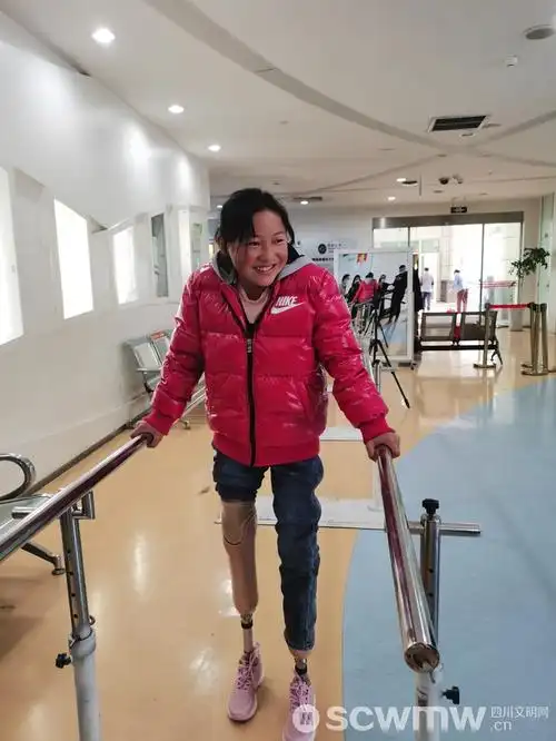 吉木么尔各穿戴好小腿义肢,自己站了起来.