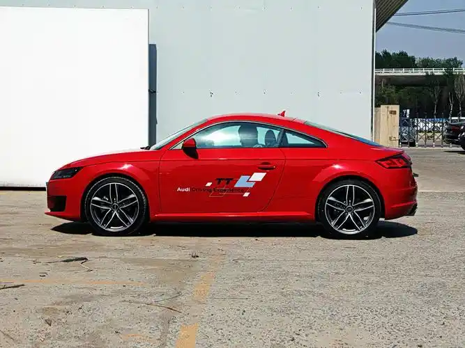 tfsi quattro关联车系:奥迪tt获取底价指导价:暂无报价2011款奥迪tt