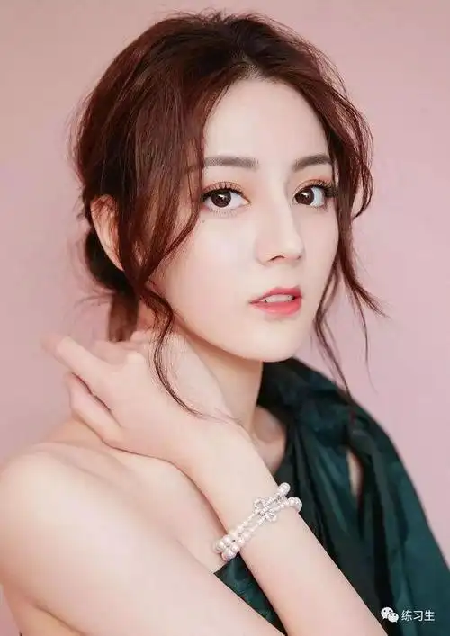 迪丽热巴出道前旧照曝光曾每天只睡2小时还被骂到发抖