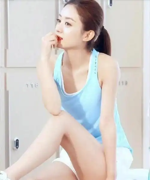"羽毛球"的牛仔短裤搭配蓝色背心,赵丽颖彻底接受少妇光环!