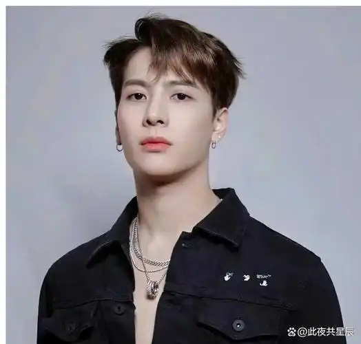 王嘉尔魅力无限细腻肌肤引人注目实力唱将颜值爆表