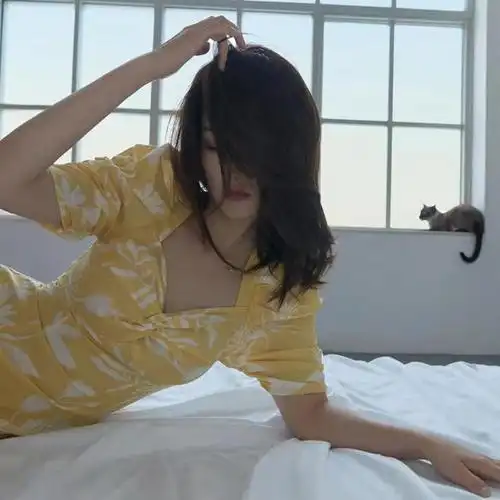 李沁在卧室拍大片,气质状态引起热议,网友:看起来很舒服