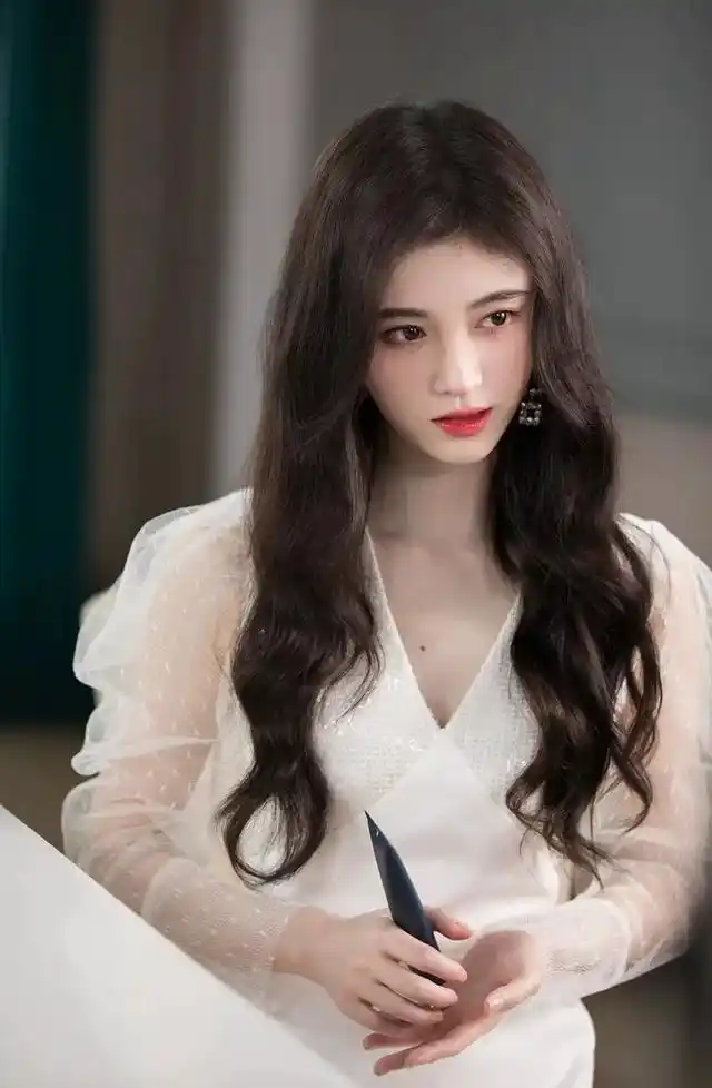 鞠婧祎大背头露全脸,没了妆发辨识度也没了,头发好像也不怎么多