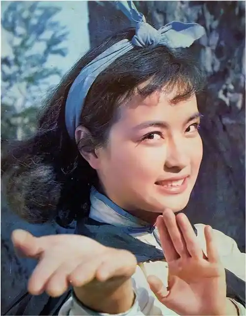 曾经违法漏税,目中无人的刘晓庆,如今开启出镜带货倍受质疑_电影_舞台