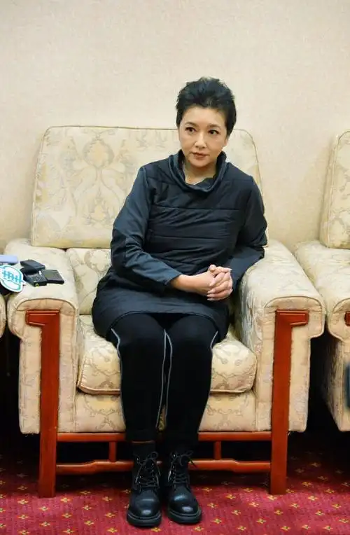 53岁江珊真耐看朴素穿搭也掩不住的骨子美天然脸果然抗老