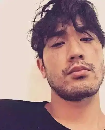 呈现硬硬地极短小胡渣特征:亚洲男生,络腮胡不要过长02.