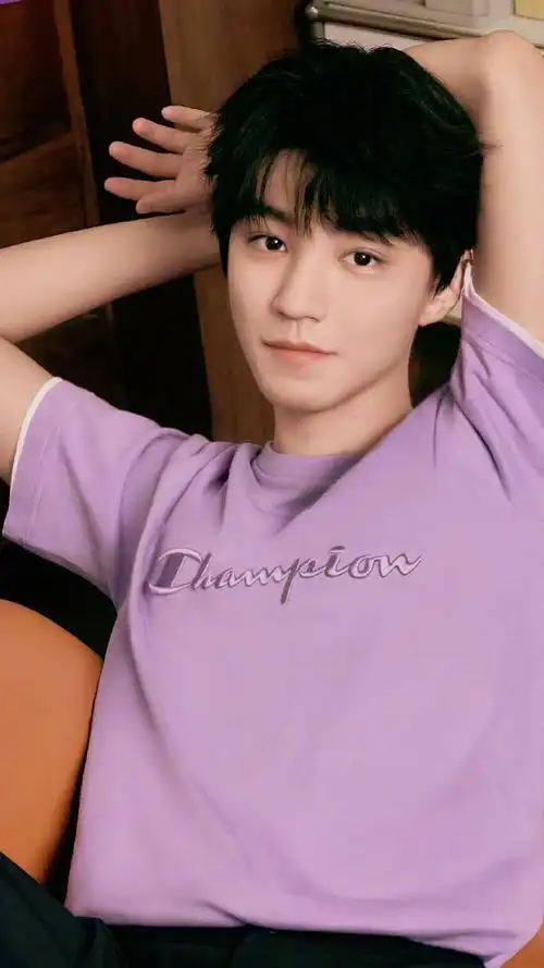 王俊凯夏季穿搭