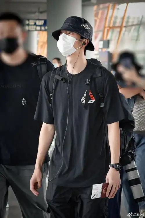 王一博t恤上好大一只狗##王一博机场印花黑t恤造型