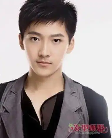 男生剪短发斜刘海造型设计大片的斜刘海,流露出了男生帅气,头顶上方