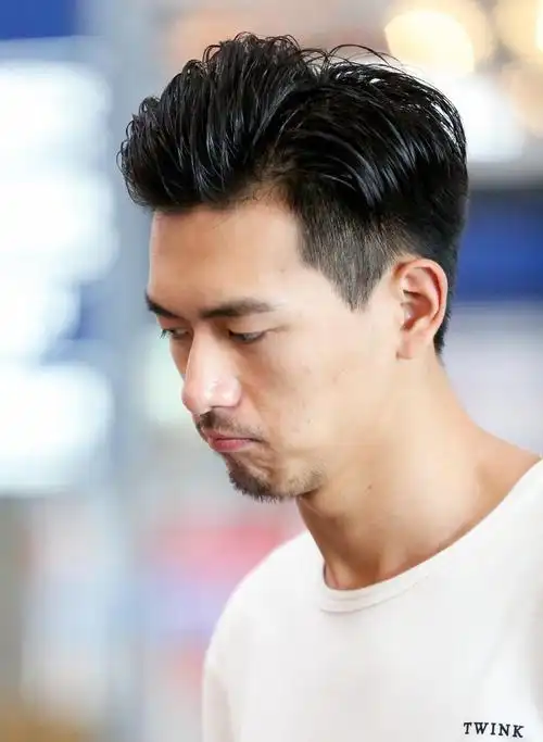 李现胡子拉碴独自现身机场,低头快走心情不佳,脸上的痘印太抢镜