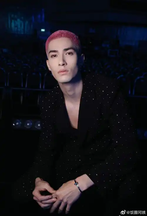 歌手米卡开始新的篇章