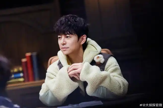 【《#大侦探游乐园惊魂#》高清剧照】之何制药@何炅:  切克闹药物公司