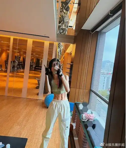 那英摸金晨的腹肌