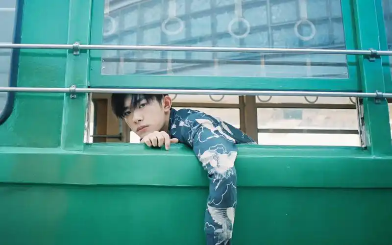 元气少年易烊千玺高清桌面壁纸图片