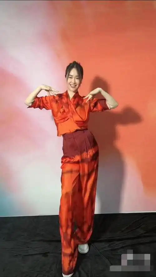 左小青年轻照跳舞 左小青扭腰摆胯跳舞庆生(2)