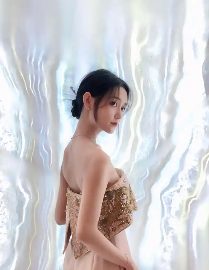 蒋依依齐胸粉色连衣裙性感写真