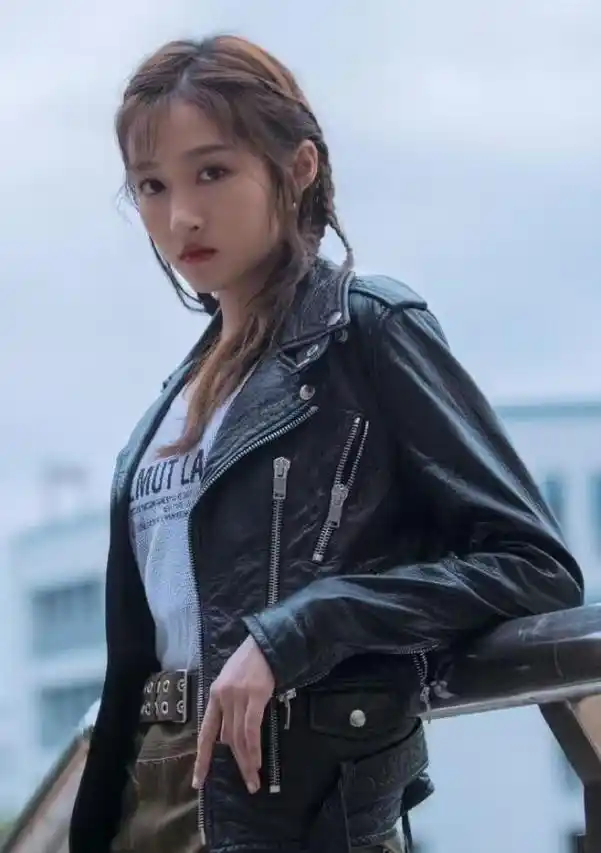 不愧是关晓彤!"二分裙"也能轻松驾驭,搭配皮衣美出新高度