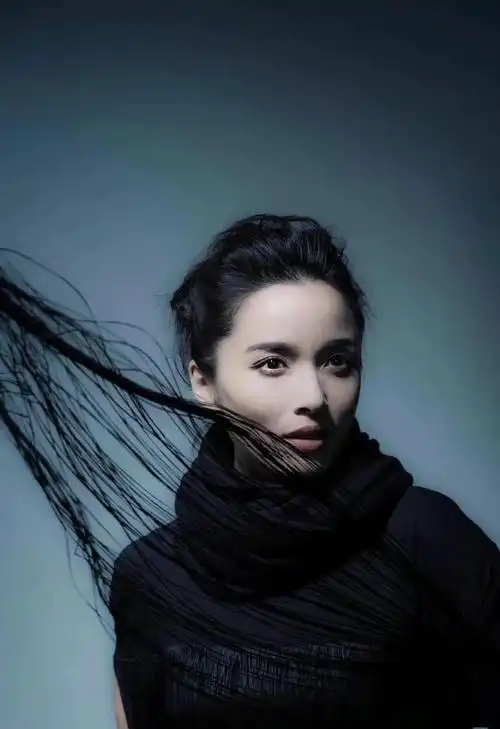 演员李佳:一婚嫁富商,二婚嫁靳东,40岁生二胎