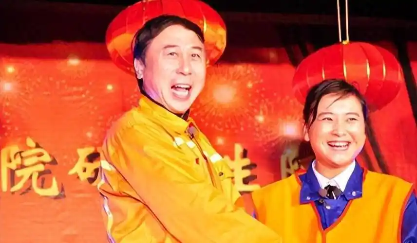 贾玲为张小斐落泪的真相,别人走红扒一堆黑料,而她都是心酸过往_小