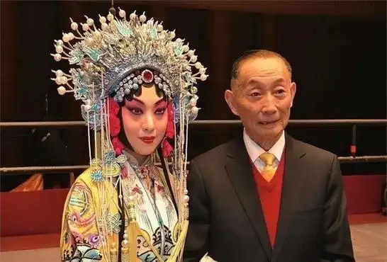 事实证明,46岁就已经走路摇晃的李玉刚,终究还是走上了另一条路