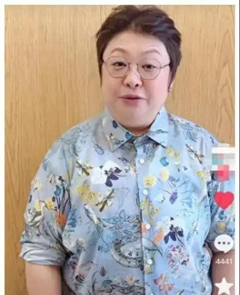 韩红减重40斤模样大变扎丸子头穿牛仔裤瘦出迷人线条引热议