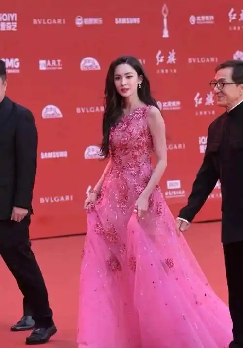 古力娜扎红毯翻车,被疑怀孕,三套礼服真丑到浪费美貌!_金色_来自_黑色