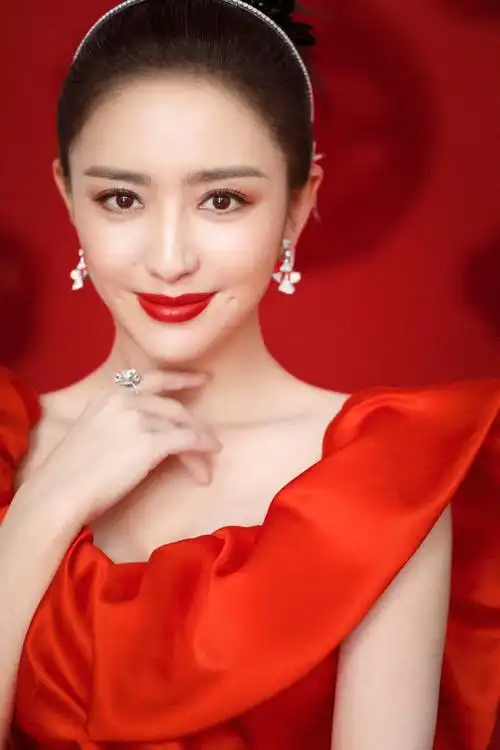佟丽娅2021春晚造型释出,红色缎面长裙娴静优雅……_高清图集_新浪网