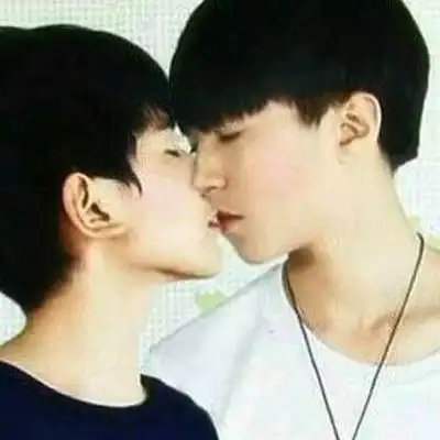 网上流传海量两人亲密照,疑同性恋关系,那么,王俊凯和王源是什么关系