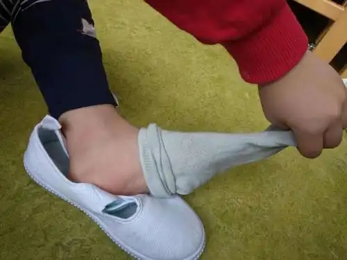 学习穿脱袜子