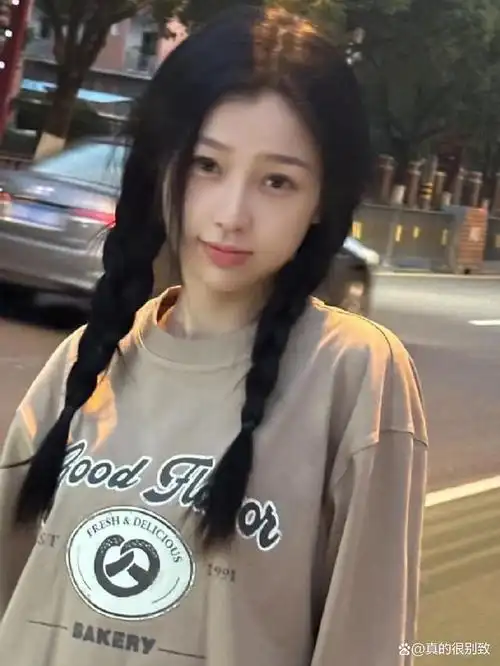 虞书欣晒素颜照,并说现在已经拥有了无惧焦虑和审视的自由了