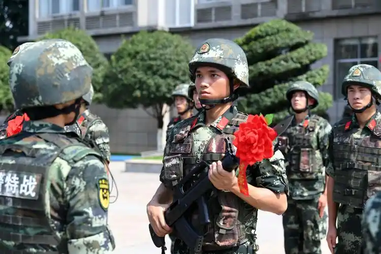 接过钢枪把青春压进枪膛直击重庆武警新兵授枪仪式