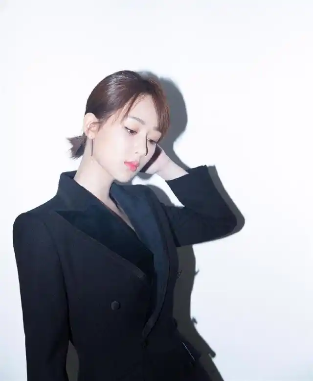 杨紫金鹰节面带礼貌微笑 身穿黑西装知性低调