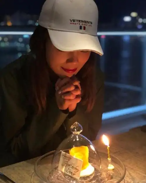 容祖儿提前庆38岁生日 嘟嘴卖萌自嘲"老"