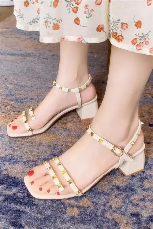 凉鞋女夏2020新款铆钉百搭中跟粗跟仙女风网红一字扣带高跟鞋
