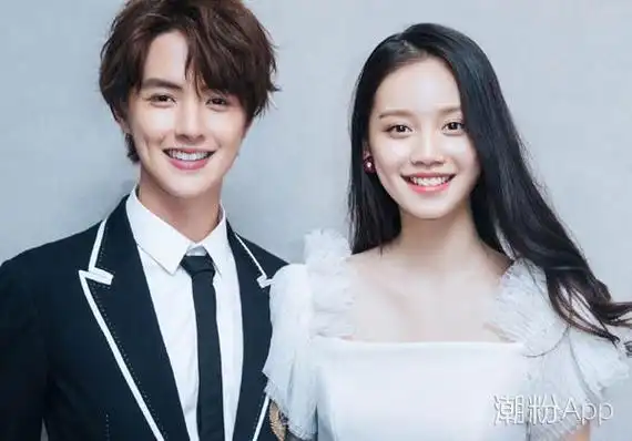 官鸿跟朱正廷长得好像 二人都是暖甜系偶像