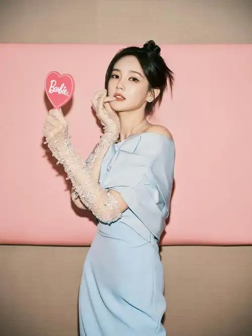 李一桐穿着一袭淡蓝色的一字肩长裙亮相,身姿曼妙,曲线玲珑,甜美可爱