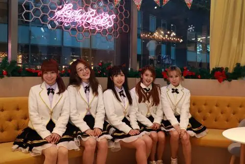 少女们前有已经出道的蜜蜂少女队正式成员,后有正在招募的第二期训练