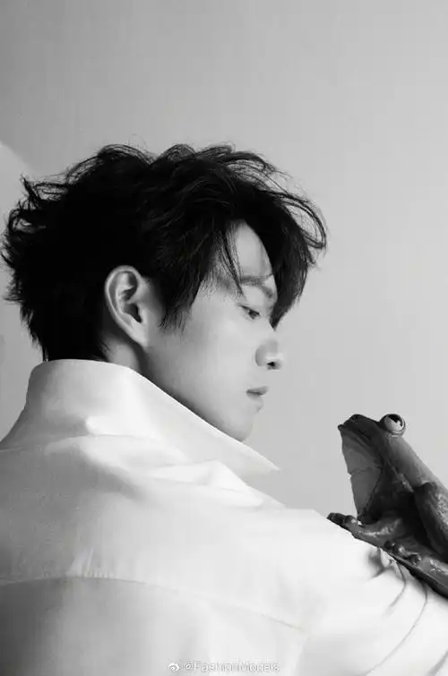 魏大勋冷感绅士芭莎大片