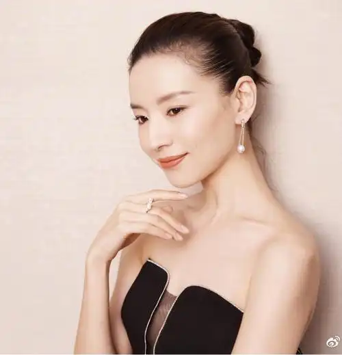 董洁代言费2年多钱董洁肖像照片代言董洁本人见面签约