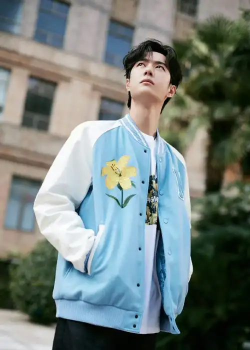 王一博清爽男高#王一博最新一组时尚写真,明亮清爽的休闲穿搭,恳葺