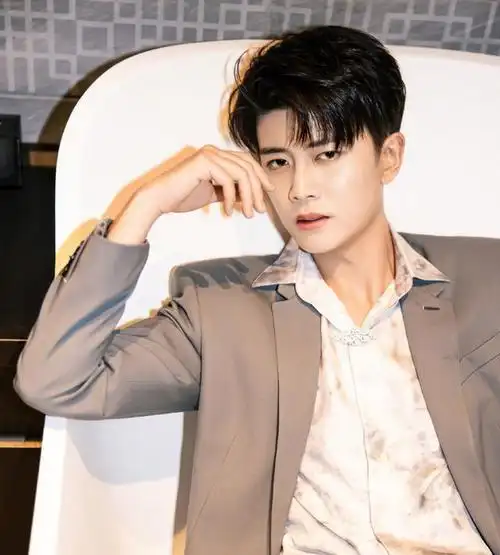 任嘉伦人气男星写真合集气质暖男风度翩翩