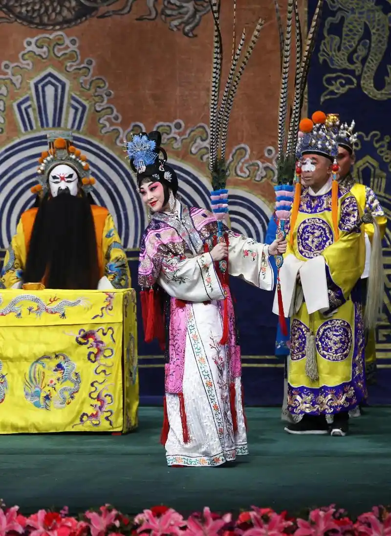 京剧巜西施》舞台剧照 西施～张馨月饰演 郑旦～王梦婷饰演 北 - 抖音