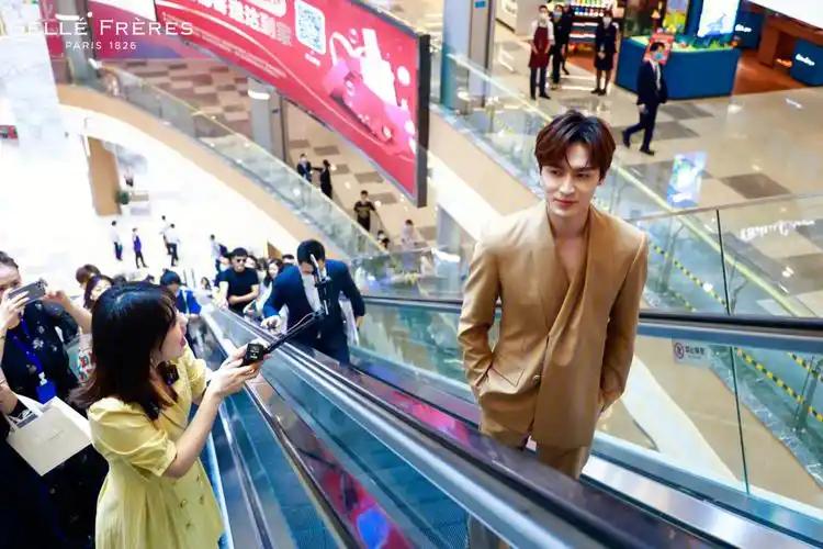 跟男明星合影啦