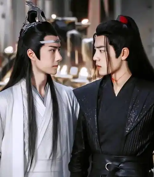 将32岁肖战跟26岁王一博放一起对比我才明白什么叫顶级骨相