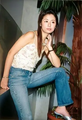 原创林心如早年素颜写真被修复吊带上衣配牛仔裤打扮平淡却很养眼