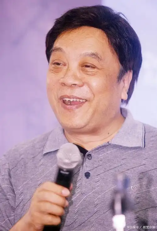 赵忠祥病逝3年后,再看遗孀的选择:坚定的爱情可以战胜各种困难