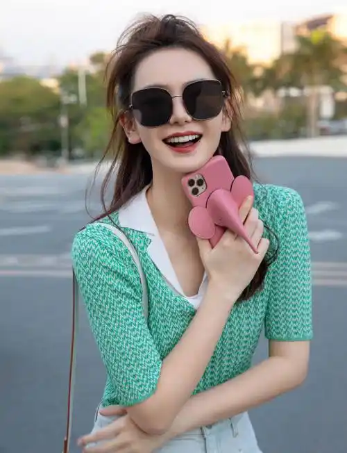 原创35岁戚薇近照曝光肤白貌美少女感十足宝妈还这么美