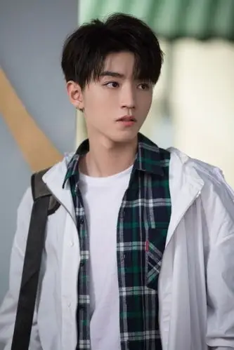 [tfboys][新闻]190226 王俊凯格子衬衫系列,不像程序员呀!