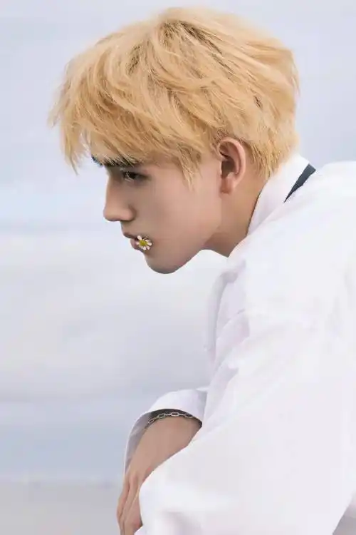 金发造型_眼神_金色_陈飞宇